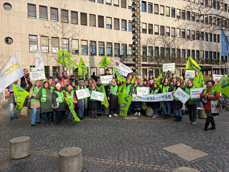 Mahnwache der VBE vor der BR Köln